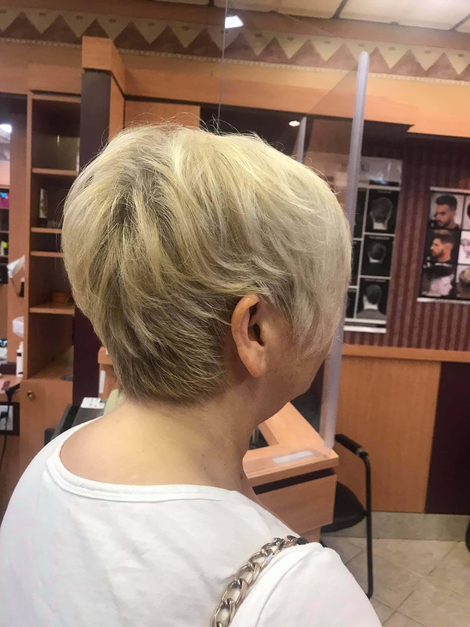 Coupe courte femme moderne
