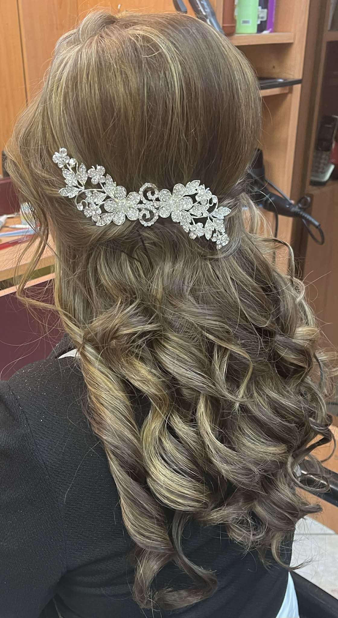 Coiffure attachée avec accessoire