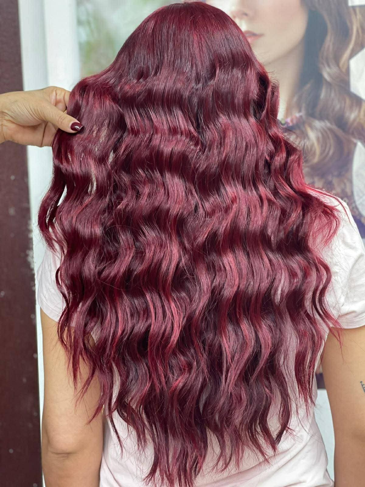 Ondulations rouges vibrantes